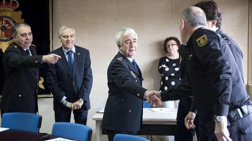 El comisario, Antonio Álvarez (i.), presentando a sus responsables de grupo al jefe superior, Manuel Vázquez (c.), en una visita. // Brais Lorenzo