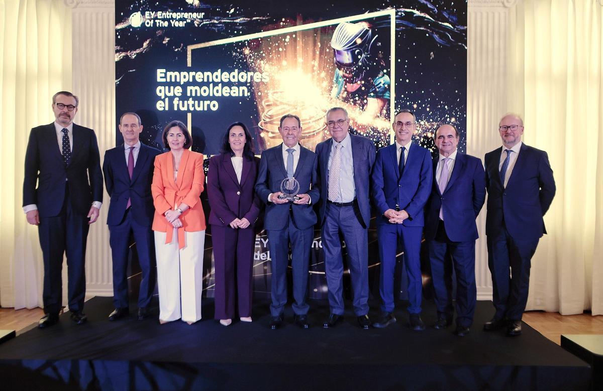Domingo López recoge el Premio Emprendedor del Año en las Islas otorgado por EY.