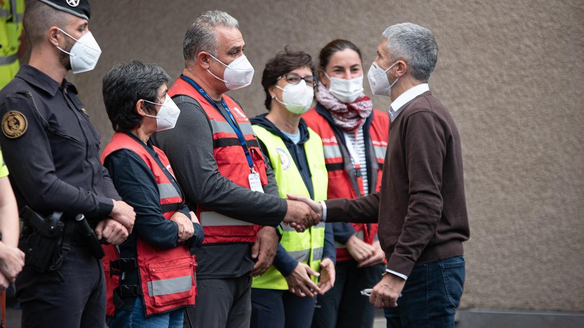 El ministro de Interior, Fernando Grande-Marlaska saluda a los científicos del Instituto Geológico Nacional.