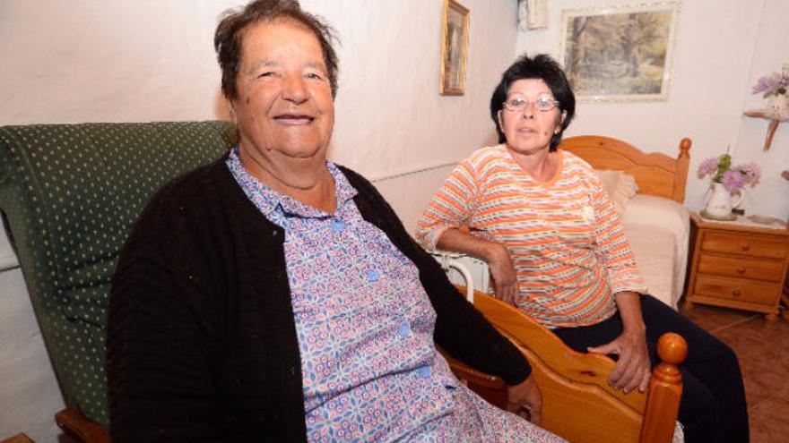 María Ortega, ayer en su casa, en Risco Prieto, junto a su vecina Celia Rosa Fuentes.