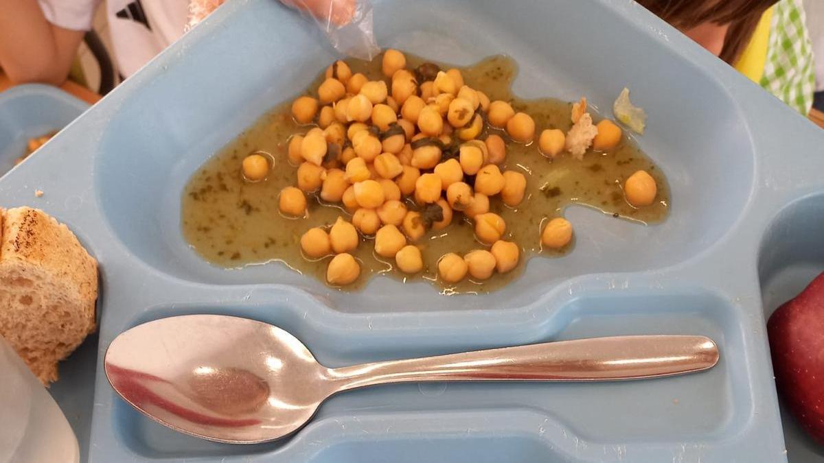 Una bandeja servida en el comedor del CPI Valdespartera III, este curso.