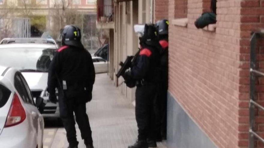Mossos fent guàrdia a la porta d l&#039;immoble