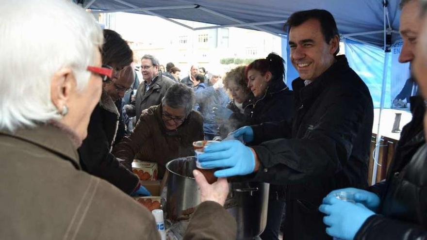 Martínez Maíllo sirve chocolate, ayer por la mañana en Benavente.