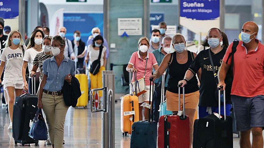 Turistas en el aeropuerto de Málaga