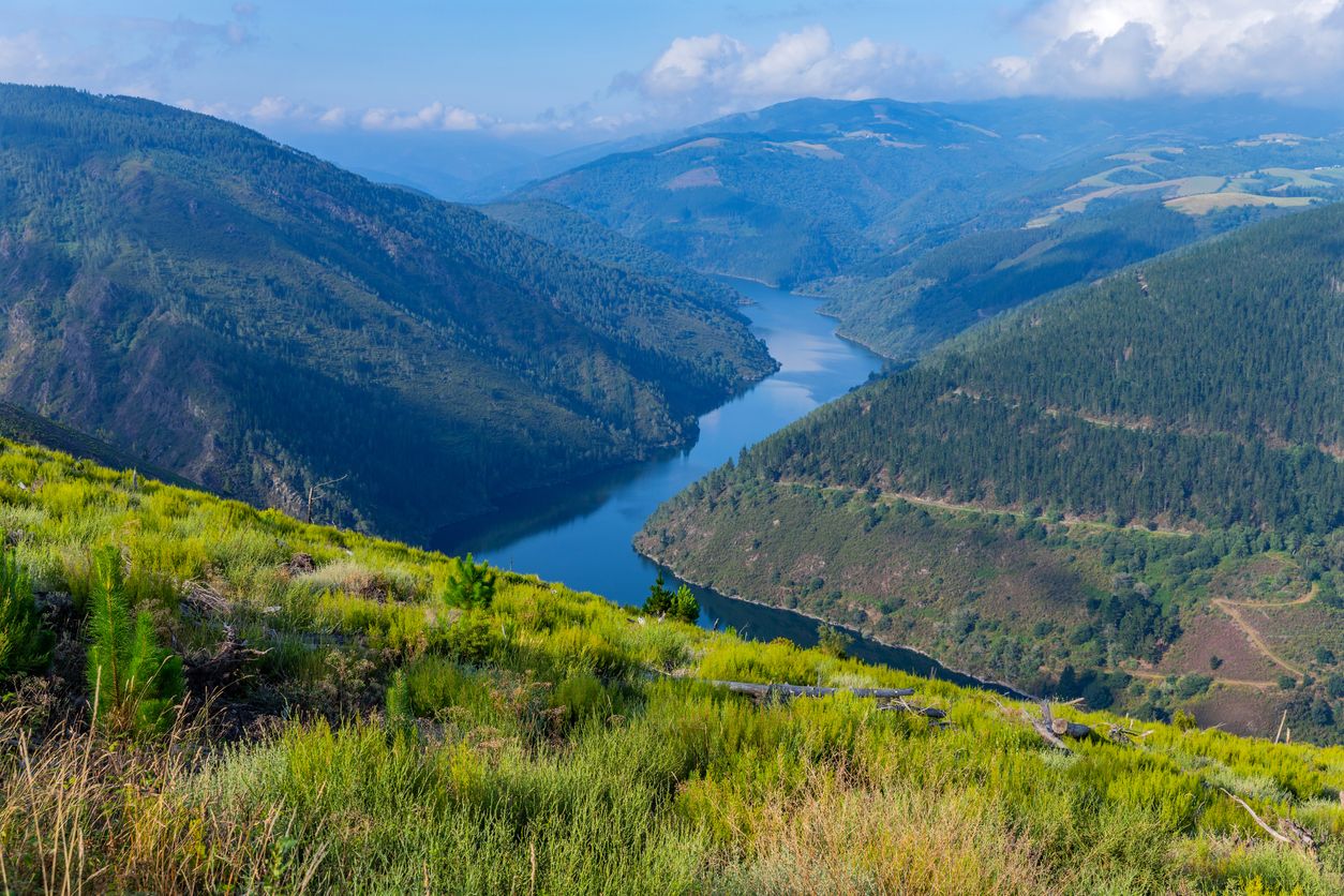 La presa del embalse en el concejo de Pesoz