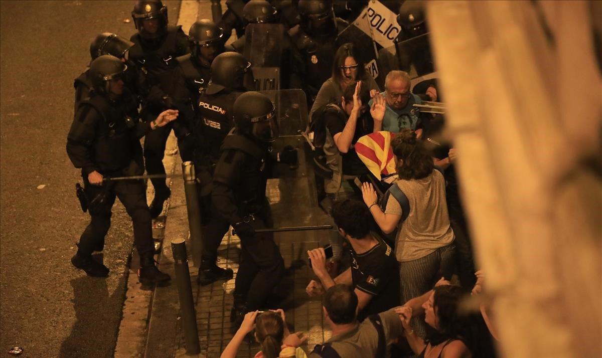 Los antidisturbios de los Mossoss d’Esquadra contienen a manifestantes en la Vía Laietana de Barcelona, junto a la comisaría de la Policía Nacional.