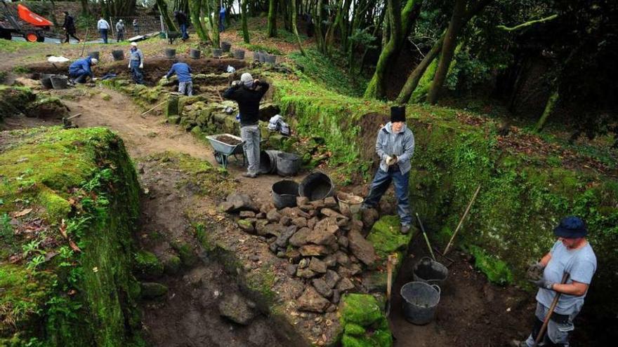 Las obras de excavación en el Castro de Alobre de Vilagarcía la semana pasada. // Iñaki Abella