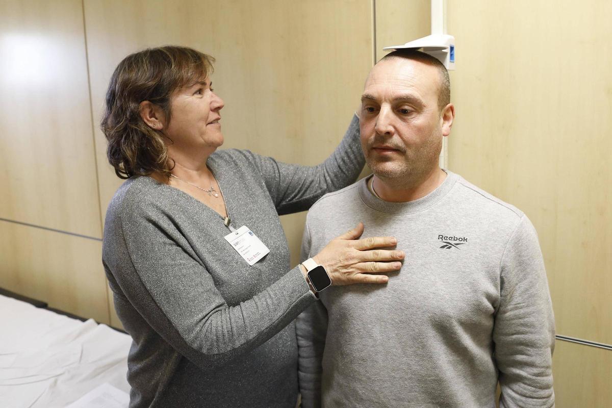 Hevilla es pesa i li mesuren l’estatura.