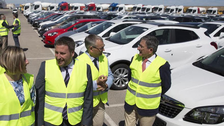 La consellera Salvador, con el consejero de Aragón y directivos de la APV, ayer, en la terminal de Noatum.