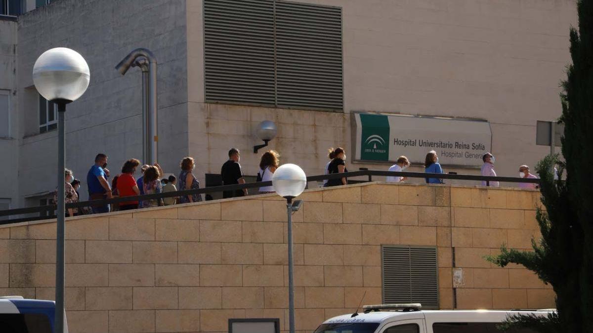 Pacientes en la puerta de Consultas Externas del hospital Reina Sofía.