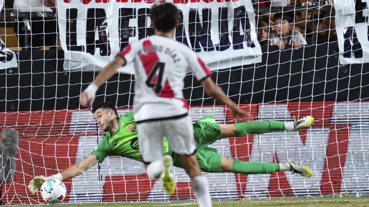 Joan Garcia salva a un Barça sin juego ni defensa en el destartalado Vallecas