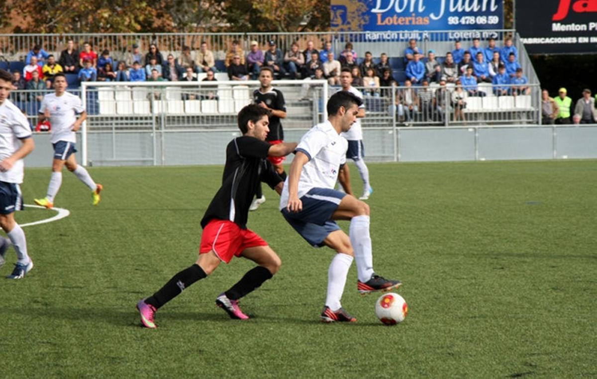 Una jugada del partit entre el CE l’Hospitalet i l’AE Prat. Una jugada del partit entre el CE l’Hospitalet i l’AE Prat.
