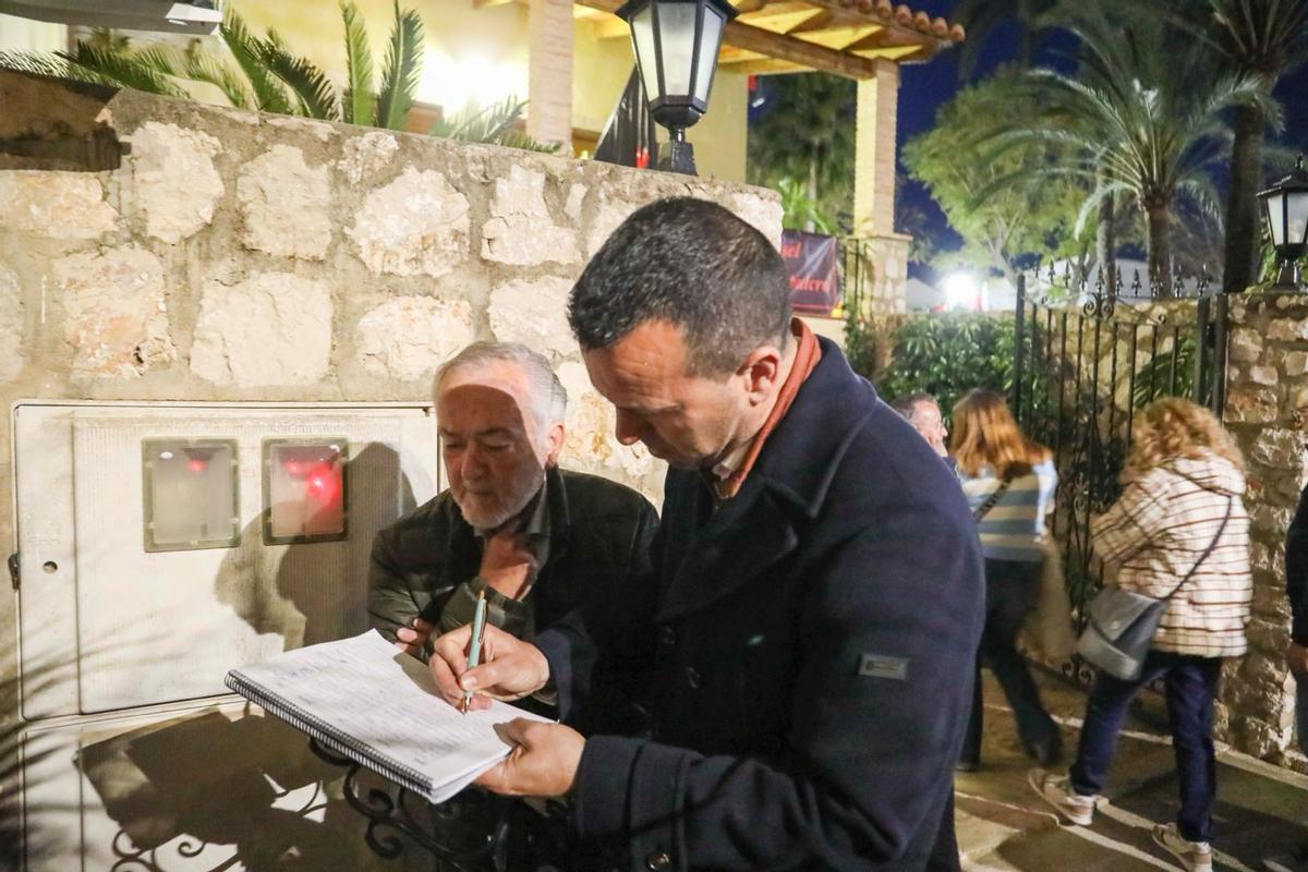 Vicent Mompó junto al alcalde de Tous, Cristóbal García.