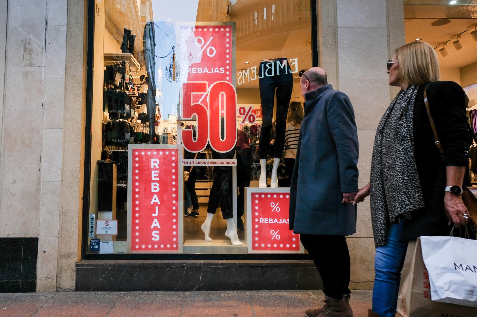 Primer día de las rebajas de enero en el Centro de Málaga