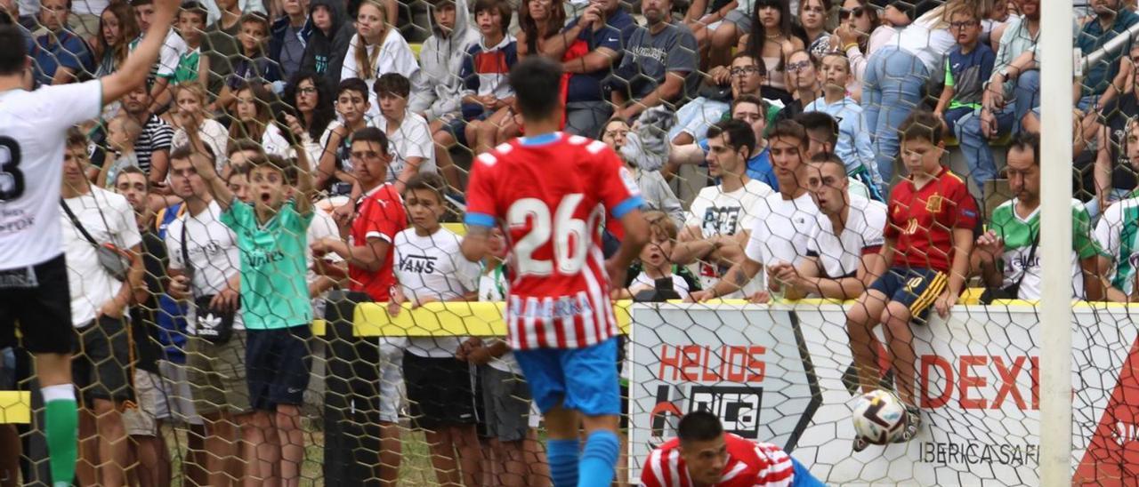 Djuka, tras marcar el gol de la victoria del Sporting ante el Racing, con Enol Coto de espaldas. | Juan Plaza