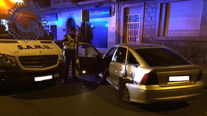 Un coche colisiona con otros dos estacionados en la Avenida Casalduch