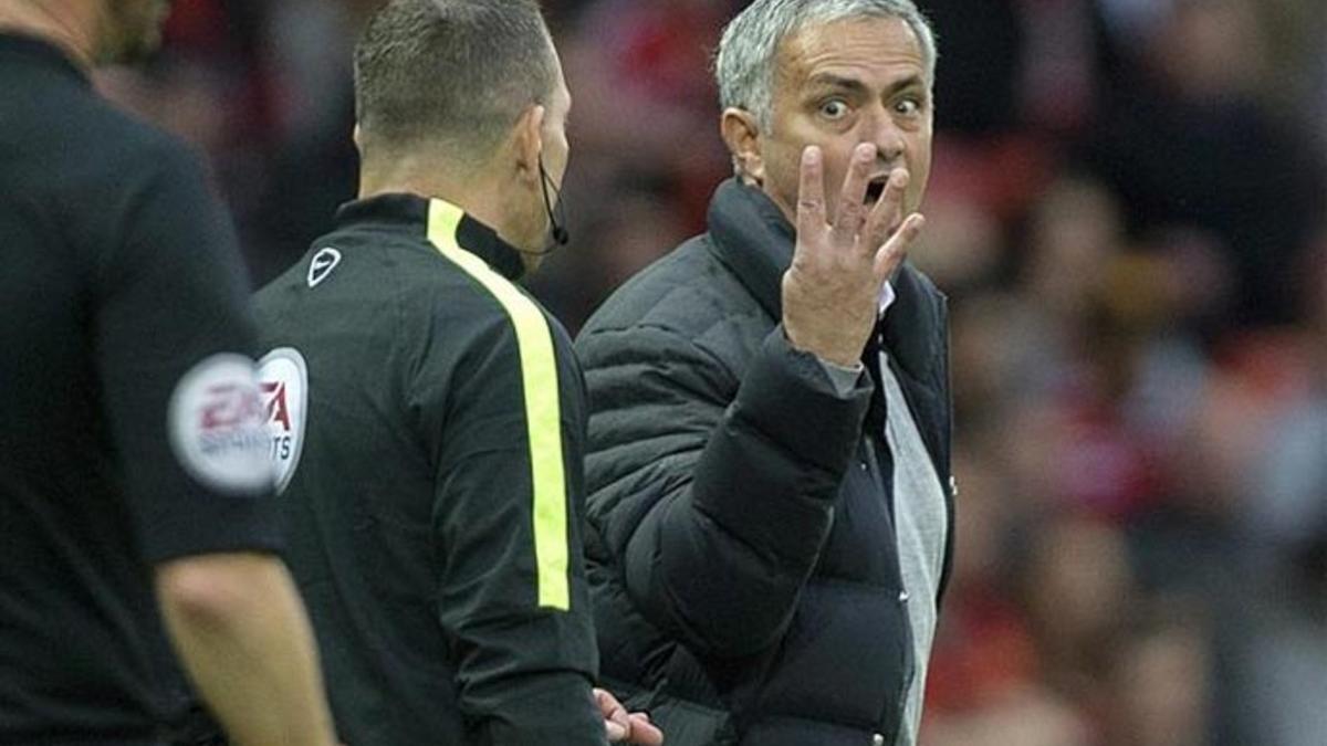 Mourinho, discutiendo con el árbitro ante el Burnley