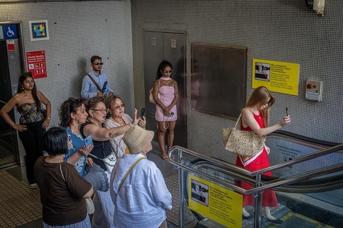 La escalera mecánica de la Sagrada Família es un incesante desfile de posados temerarios y 'selfies' prohibidas La escalera mecánica de la Sagrada Família es un incesante desfile de posados temerarios y 'selfies' prohibidas