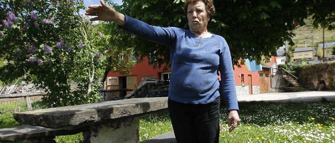 Mercedes Martínez, en el jardín de su casa de Jalón, en Cangas del Narcea.