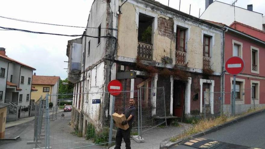 Retirada de objetos del interior encargada por los dueños, el pasado mes de junio, en la casa que se derribará.