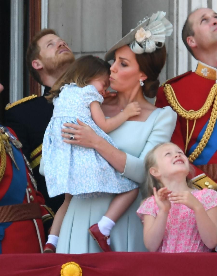 Kate Middleton consuela a su hija Charlotte