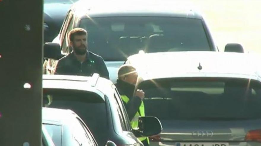 Piqué, citado hoy en los juzgados, acude al entrenamiento