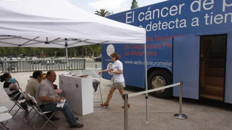 Campaña para el diagnóstico del melanoma. Desde los días 4 al 19 de mayo tiene lugar la undécima Campaña Nacional de Diagnóstico Precoz de Melanoma, de sensibilización ciudadana para la detección precoz del melanoma, el cáncer de piel más peligroso que existe. Un autobús recorrerá toda España y ayer hizo parada en la plaza de la Marina.