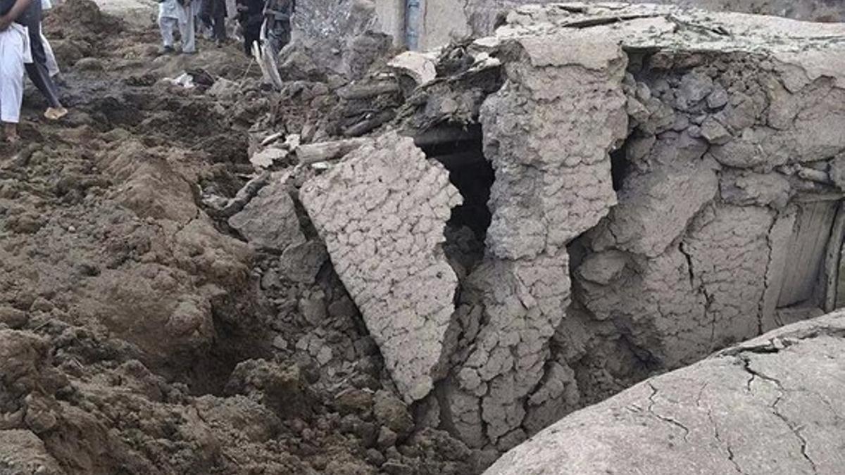 Una casa aparece semienterrada por el corrimiento de tierras en el norte de Afganistan