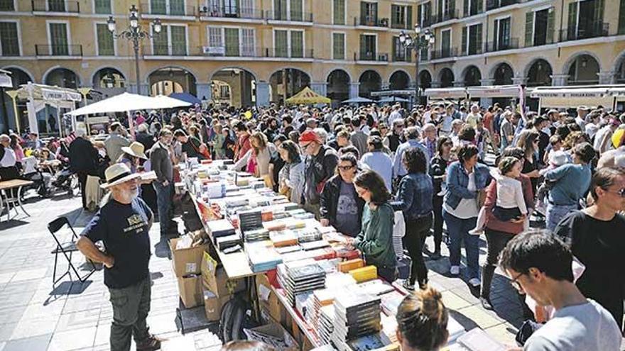 La plaça Major, durante el Sant Jordi del año pasado.