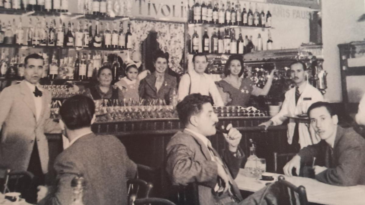 Fotografia familiar a la cafeteria Tívoli on apareixen Ignasi Puig, Rita Corbera, Elvira Corbera i Elena Tarredelles, entre altres membres.