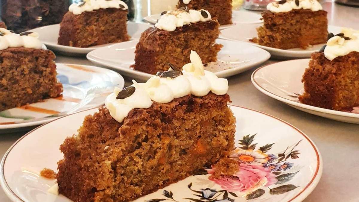 Tendremos que acabar de montar el pastel de zanahoría con la crema y los 'toppings'.