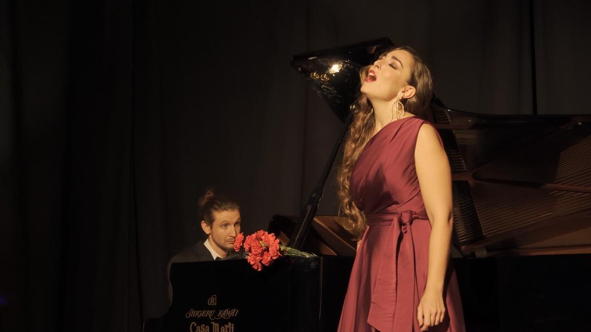 El pianista Marc Laliga y la soprano Mar Vives en ‘Rossita’, estrenada en Pollença, en Mallorca, en 2024.