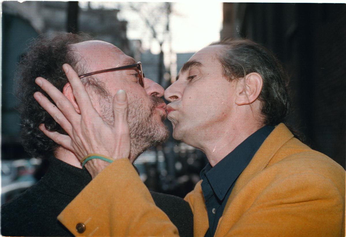 Jaume Sisa y Pau Riba se besan, en una imagen de 1996.