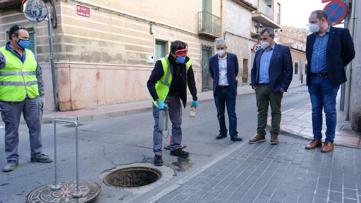 El momento de la toma de muestras en el alcantarillado de Aspe.