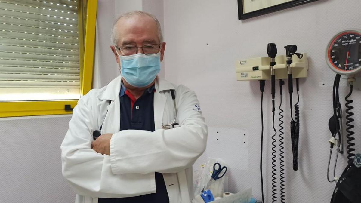 José Ramón González Cuesta, en el centro de salud de Grado. | S. A.