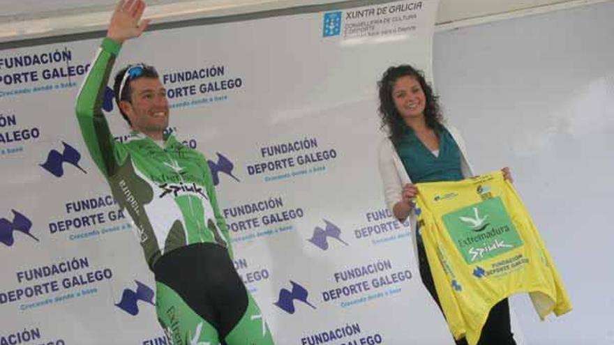 Enrique Salgueiro, saludando antes de vestirse el maillot amarillo de líder.