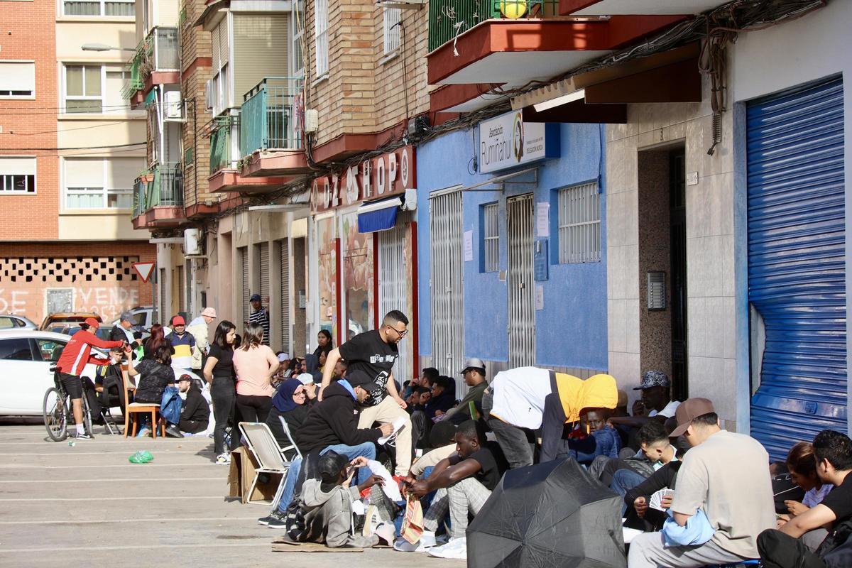 Gente acampando a las puertas de la asociación Ruminahui, en la calle Urano de San Pío X, este martes por la tarde.