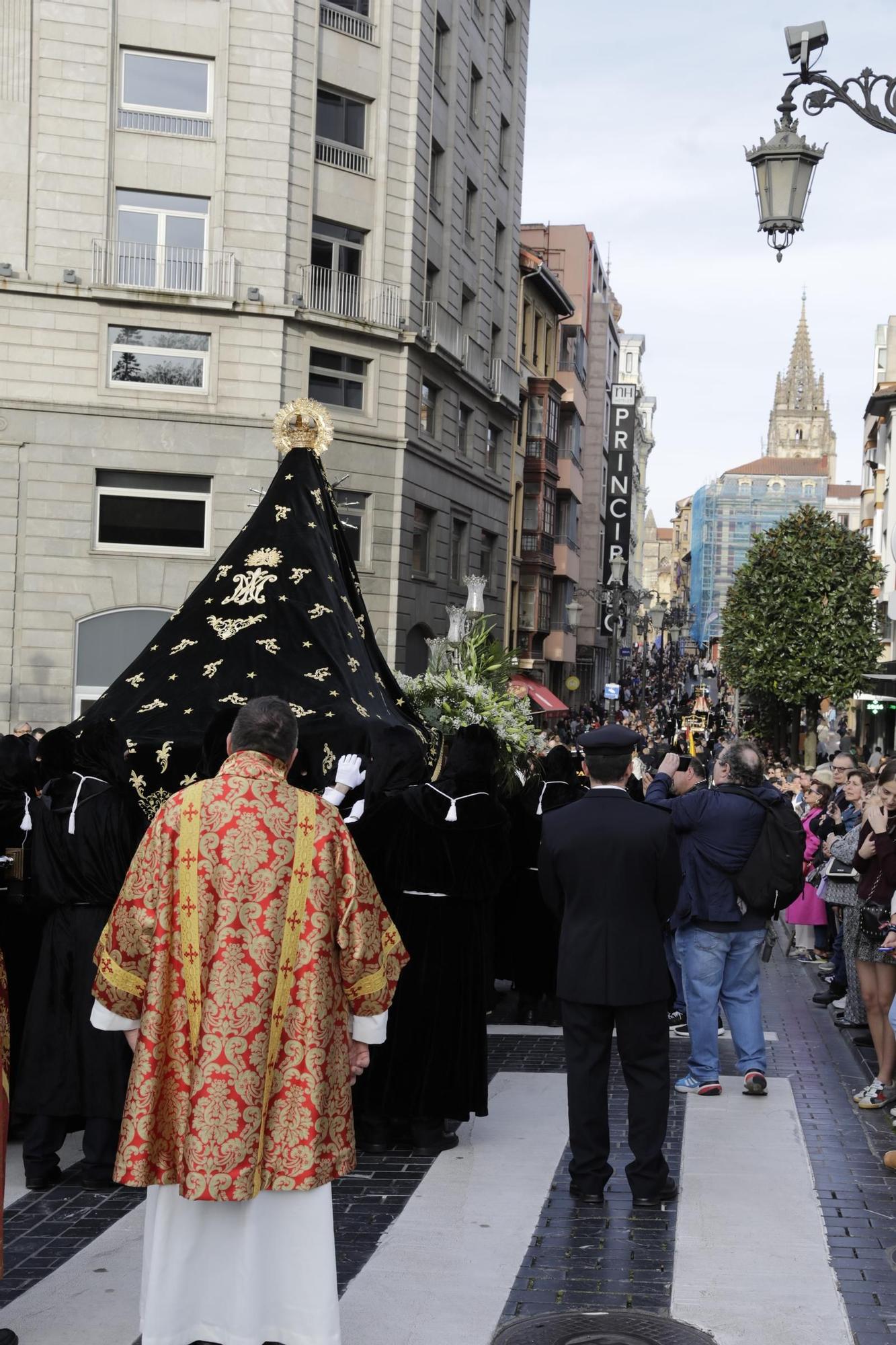 La procesión intergeneracional del Santo Entierro emociona Oviedo