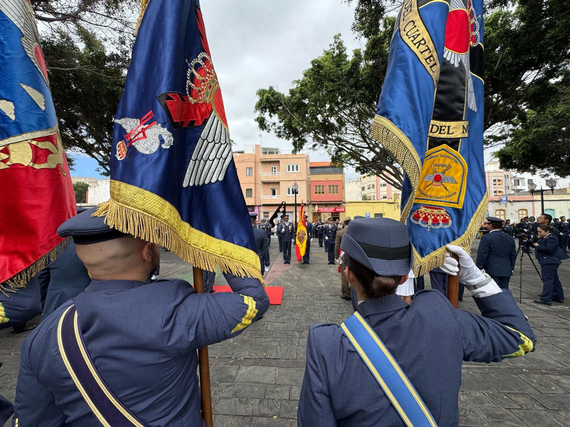 TELDE: Muchos sueños y una bandera: 82 civiles participan en la primera Jura  de la Bandera en Telde fuera de la Base Aérea de Gando.