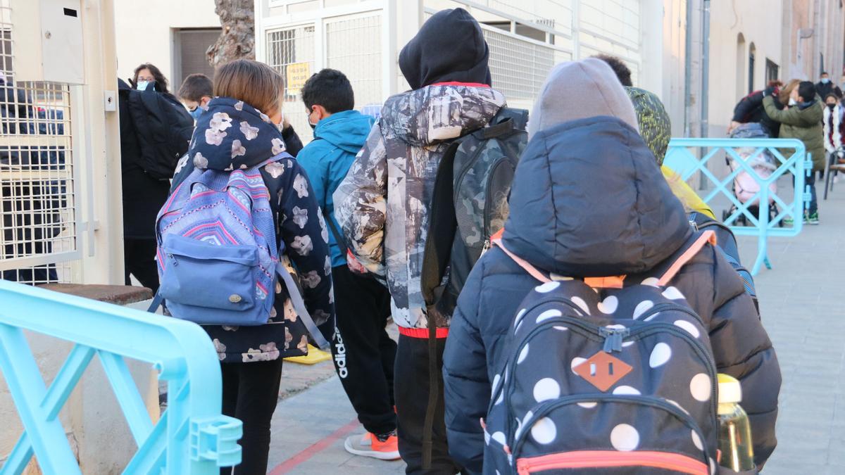 Infants entrant a l&#039;escola Sant Pau de Figueres.