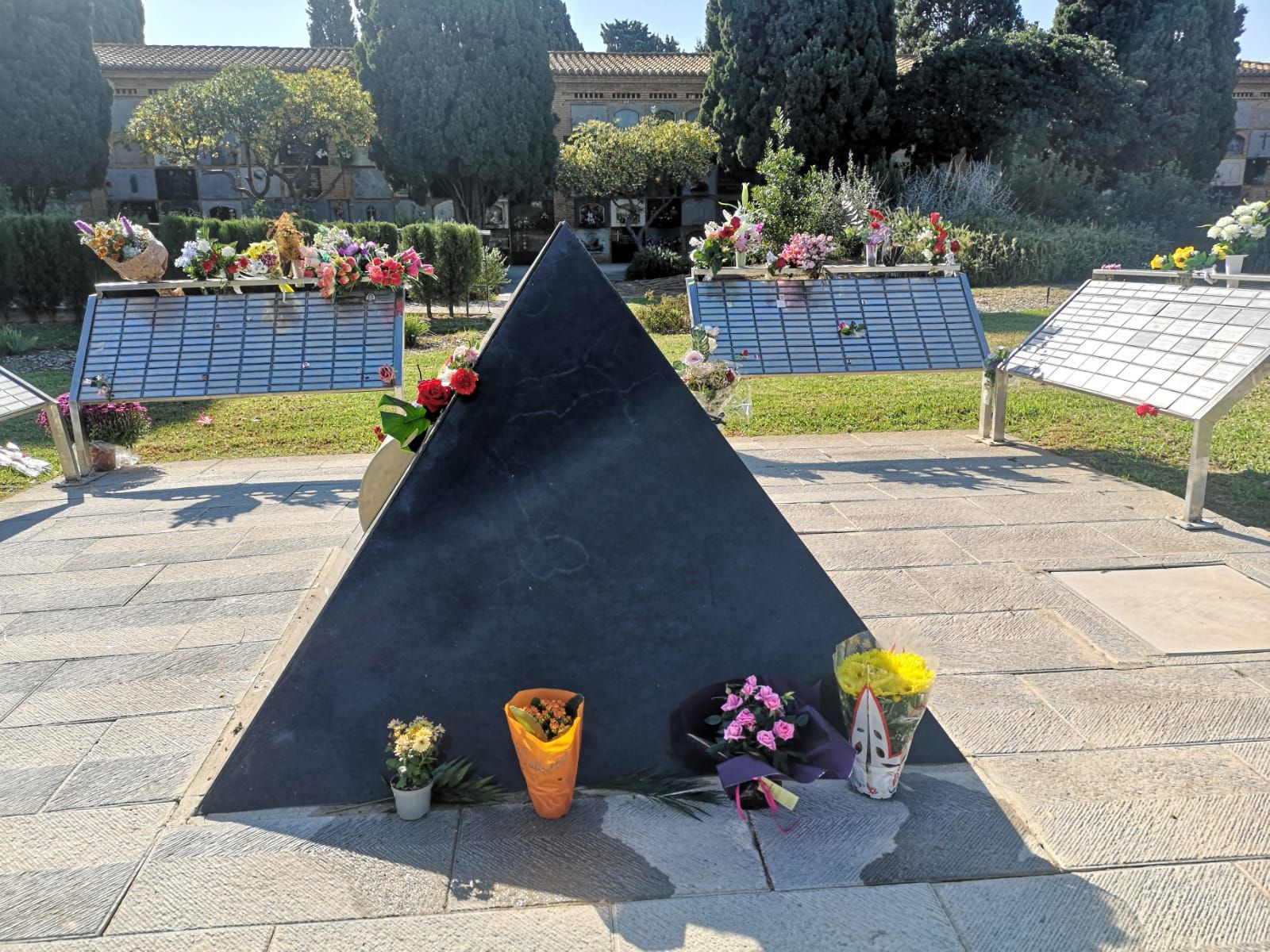 Todos los Santos sin gente en el cementerio de València