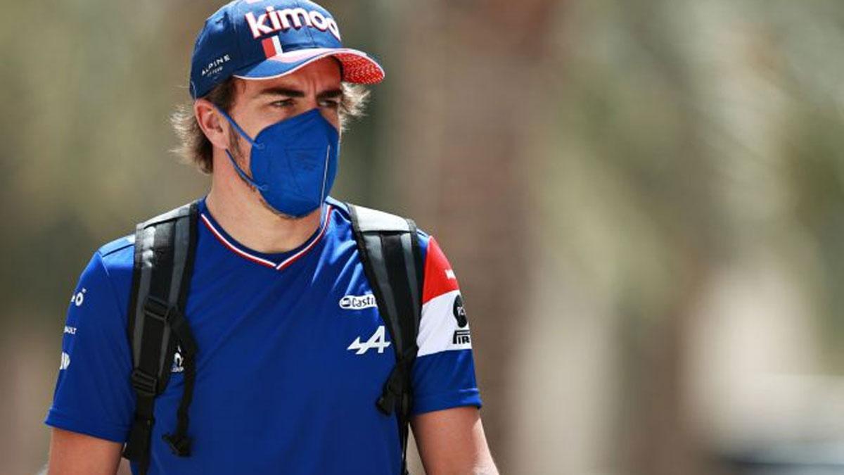 Alonso, en el paddock de Bahrein