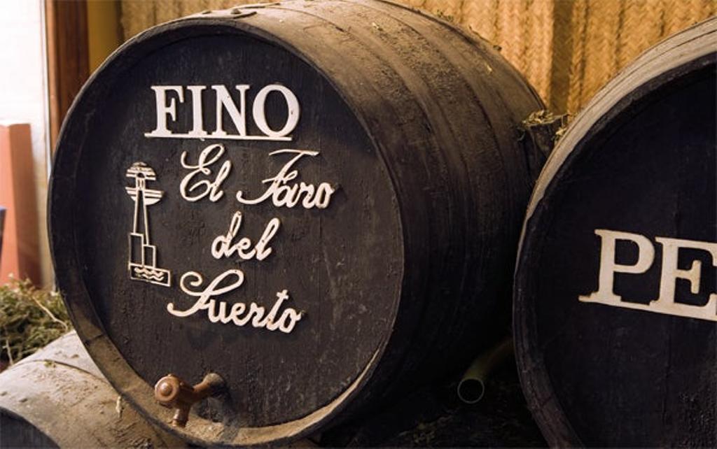 Barricas en el restaurante El Faro del Puerto.