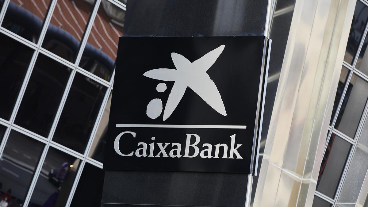 El logo de Caixabank tras la sustitución por el de Bankia en las inmediaciones de las torres Kio.