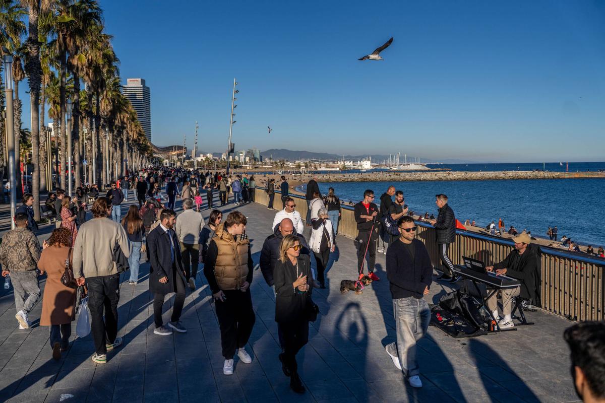 En manga corta a 8 de diciembre en Barcelona. La buena temperatura, llena las playas de la ciudad.