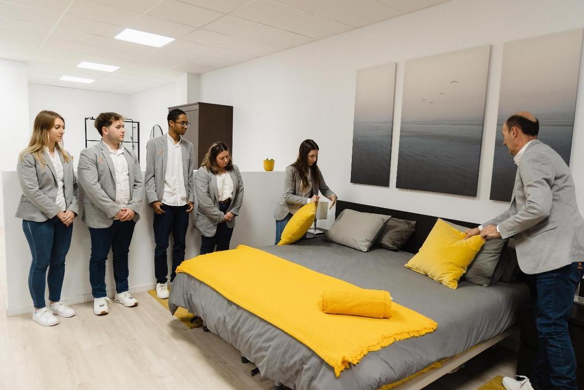 La formación incluye simulaciones de atención al cliente check-in y check-out o prácticas de acomodación del cliente en el aula taller habitación.