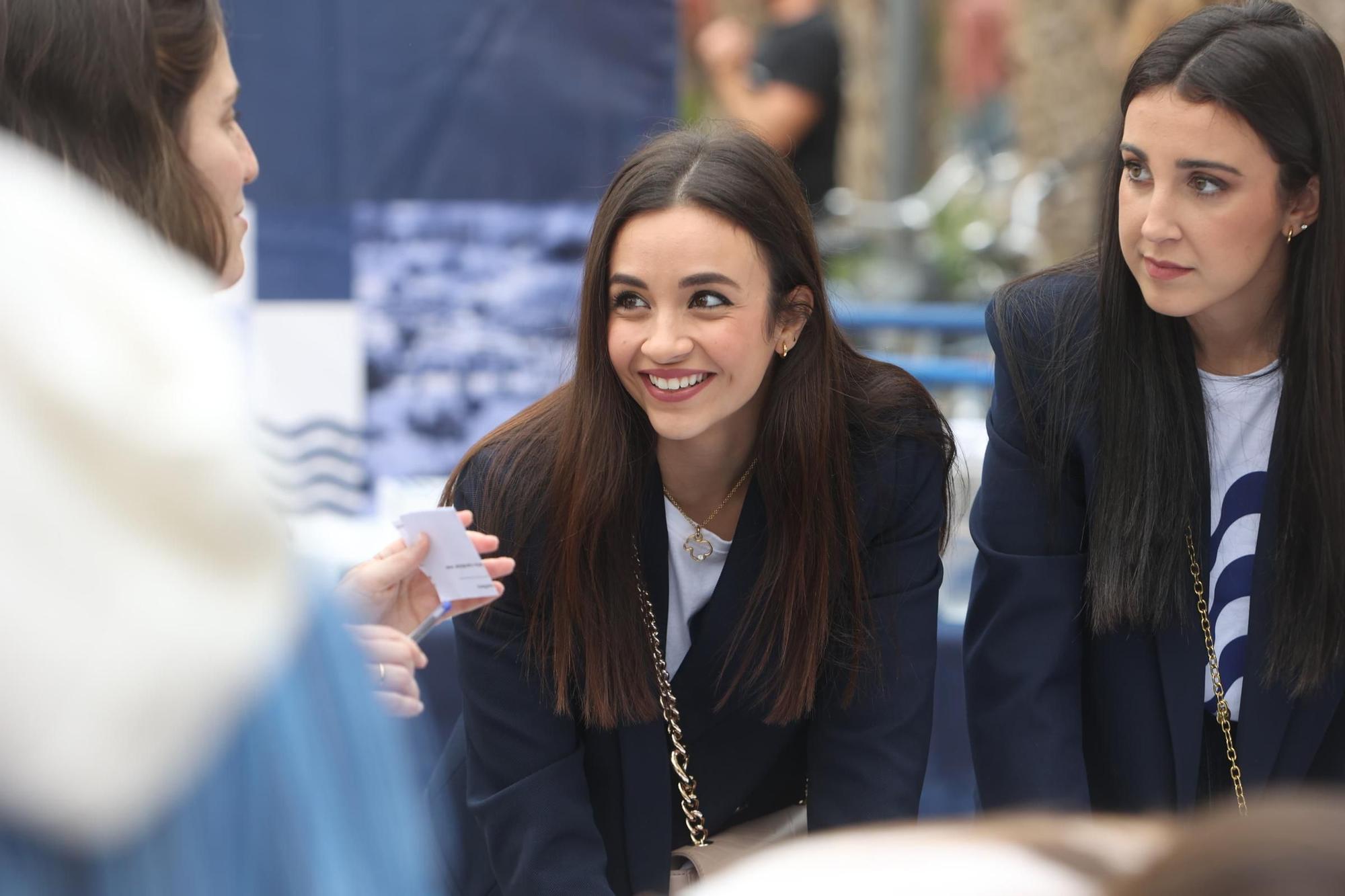 Cata de agua a ciegas de las candidatas a Bellea del Foc en la Explanada de Alicante