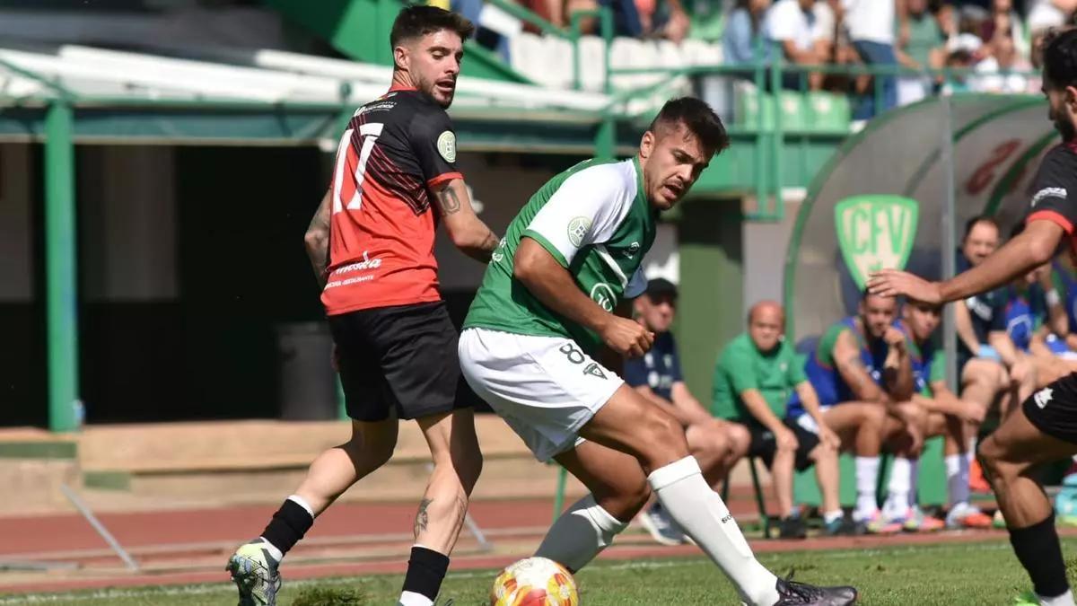 Liberal y Cañamero pugnan por el cuero en el partido de la ida.