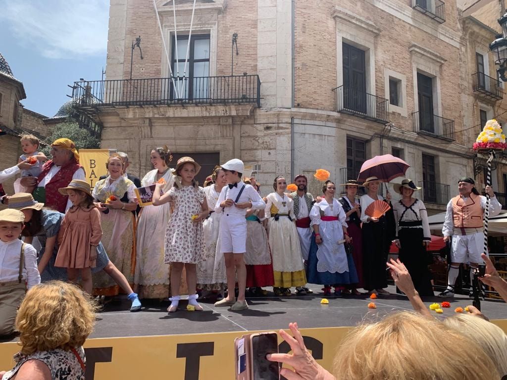 La falla Reina-Paz adelanta la Fira en los "balls al Carrer" de la JCF