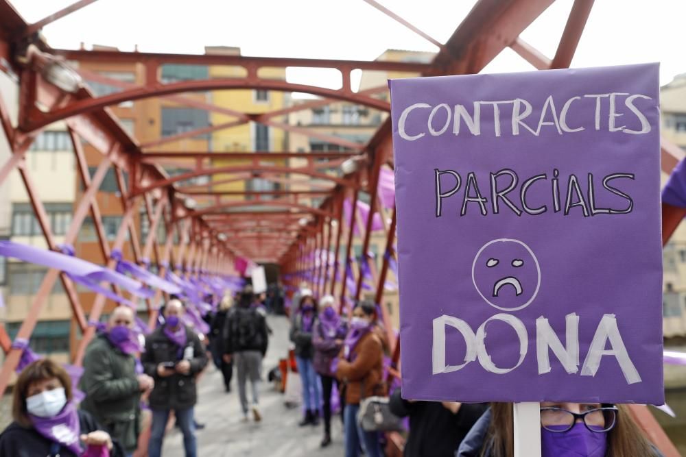 UGT tenyeix de fum lila el pont de ferro de Girona per reivindicar el paper de la dona